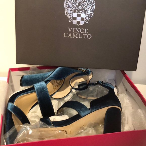 NWT Vince Camuto Velvet block heals - Picture 5 of 6